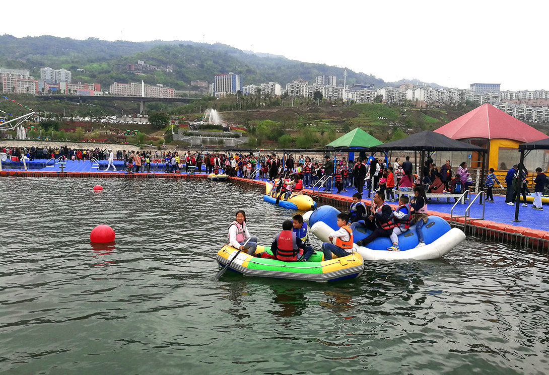 云南綏江縣金沙江水上漂浮大型綜合游樂園