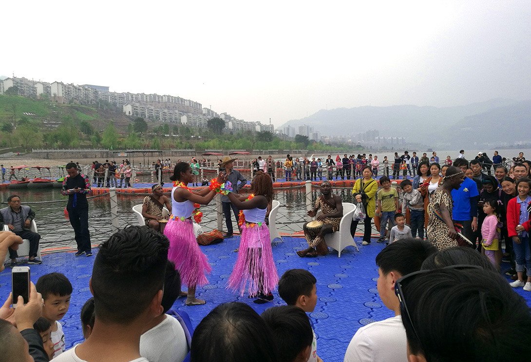 云南綏江縣金沙江水上漂浮大型綜合游樂園