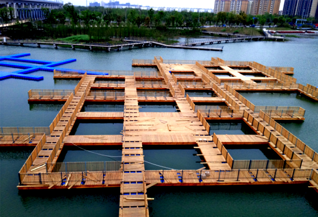 江蘇昆山蓮湖公園水上網(wǎng)箱養(yǎng)殖