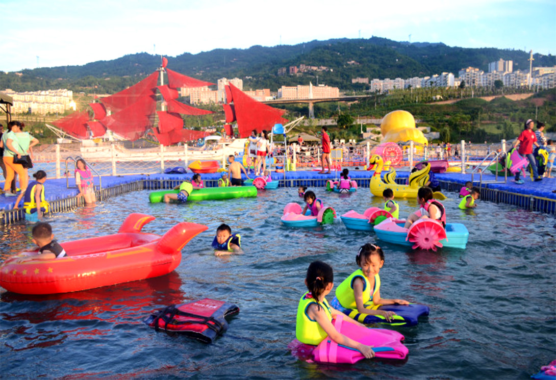 云南綏江縣金沙江水上漂浮大型綜合游樂園