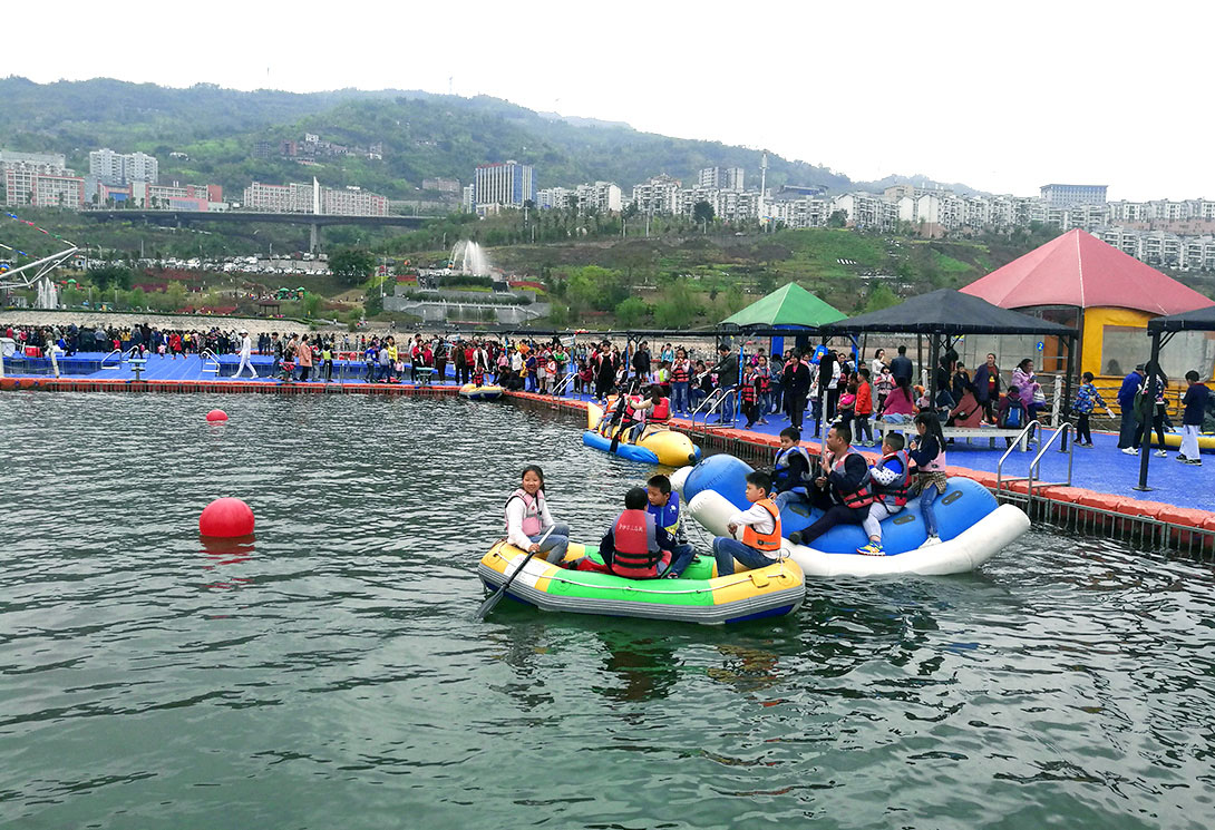 云南綏江縣金沙江水上漂浮大型綜合游樂園