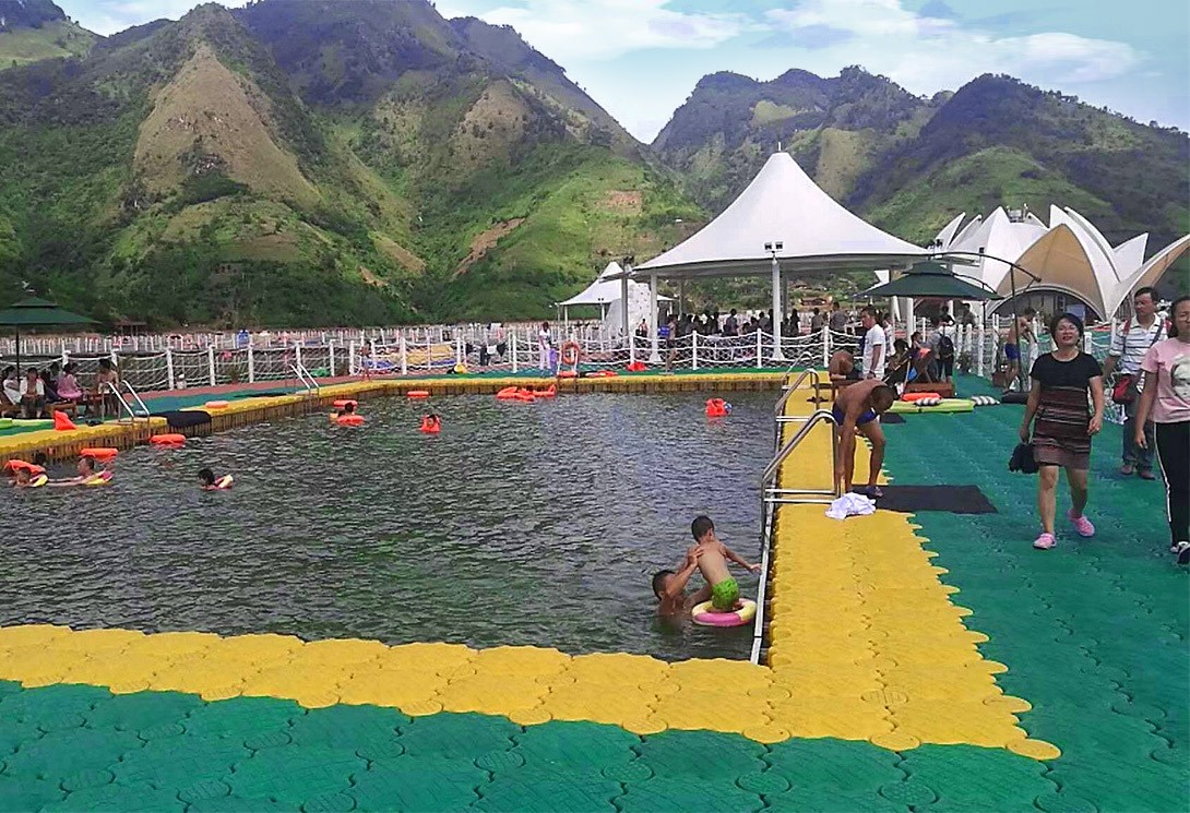 貴州羅甸水上大型漂浮泳池