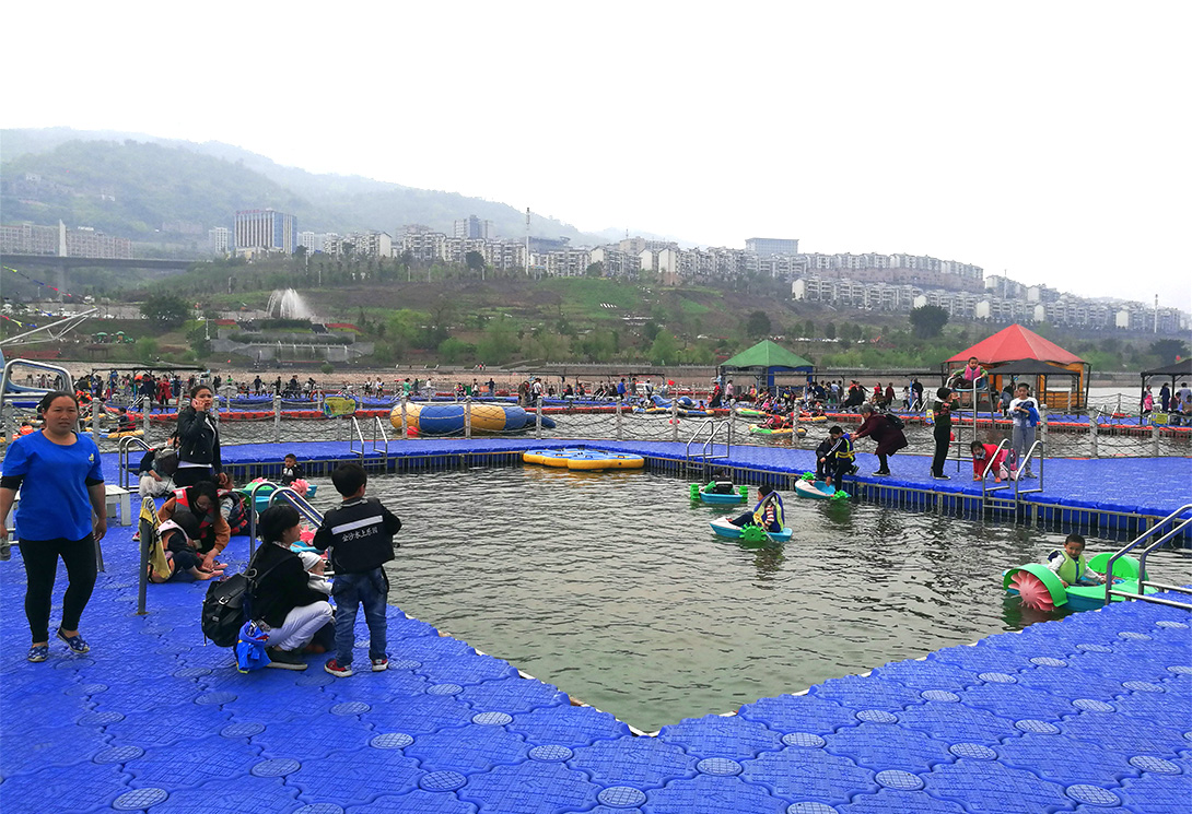 云南綏江縣金沙江水上漂浮大型綜合游樂園