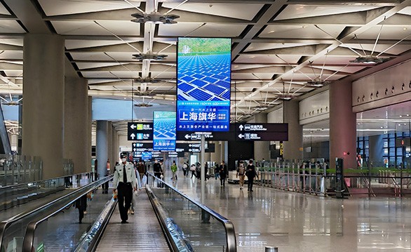 上海旗華全新廣告登陸浦東機場