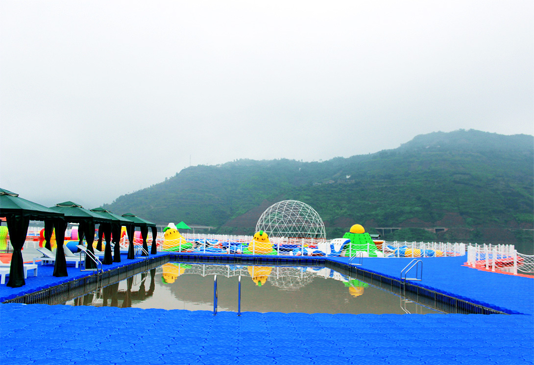 云南綏江縣金沙江水上漂浮大型綜合游樂園