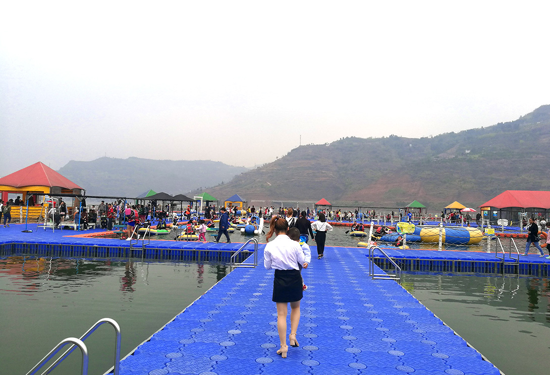 云南綏江縣金沙江水上漂浮大型綜合游樂園