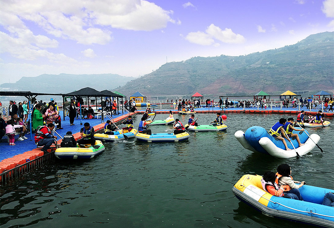 云南綏江縣金沙江水上漂浮大型綜合游樂園