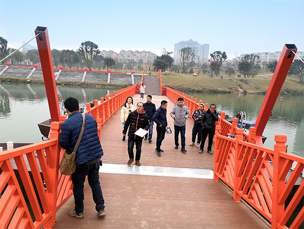 上海旗華打造的黃金江岸城市會(huì)客廳景觀浮橋...