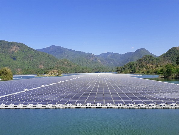 旗華在越南平順打造全球最大水上漂浮光伏電...