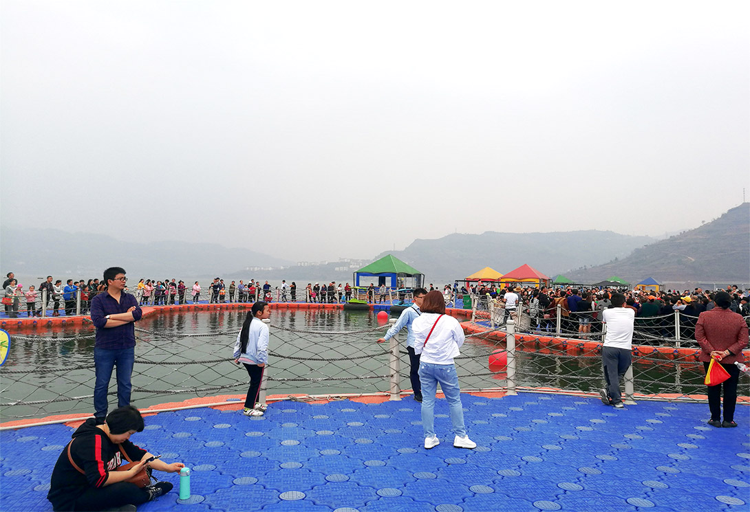 云南綏江縣金沙江水上漂浮大型綜合游樂園