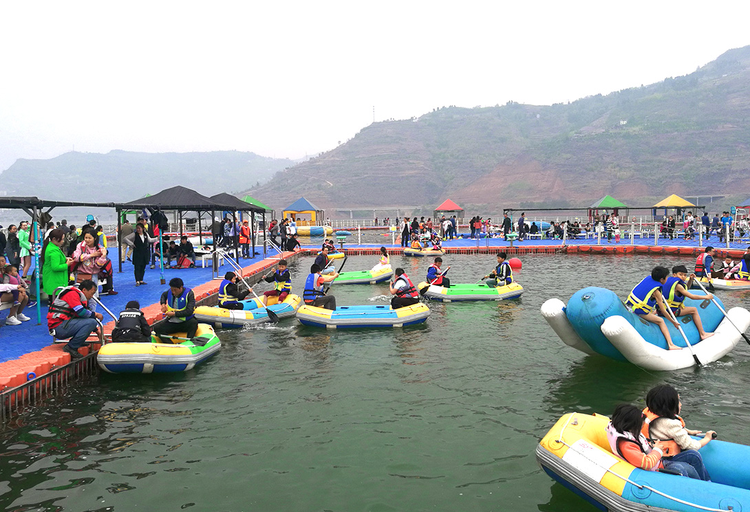 云南綏江縣金沙江水上漂浮大型綜合游樂園