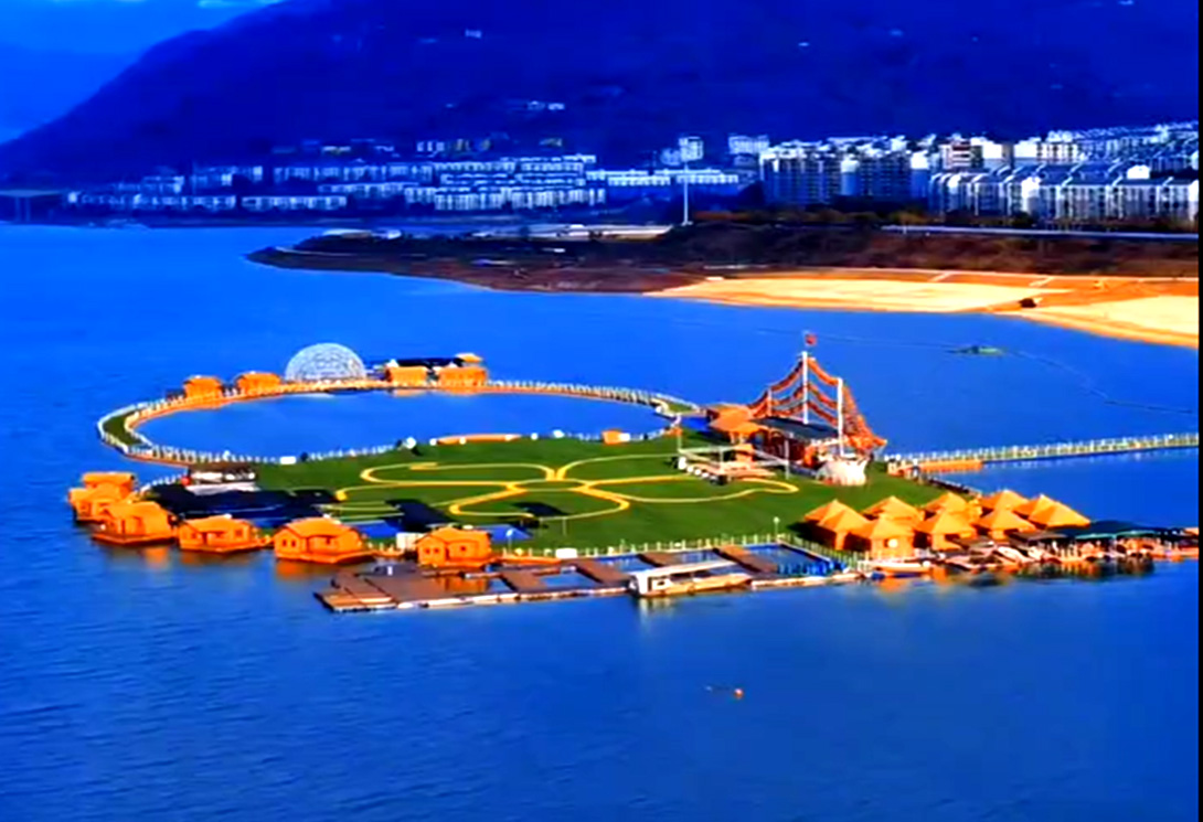 云南綏江縣金沙江水上漂浮大型綜合游樂園