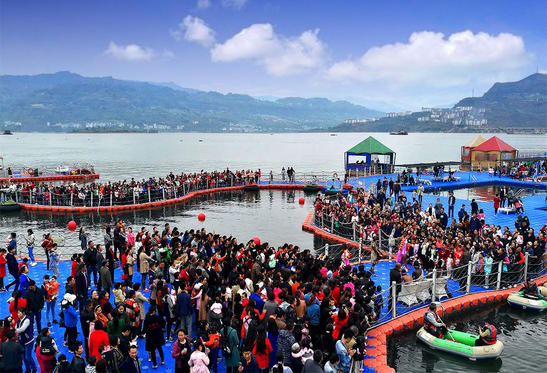 云南綏江縣金沙江水上漂浮大型綜合游樂園