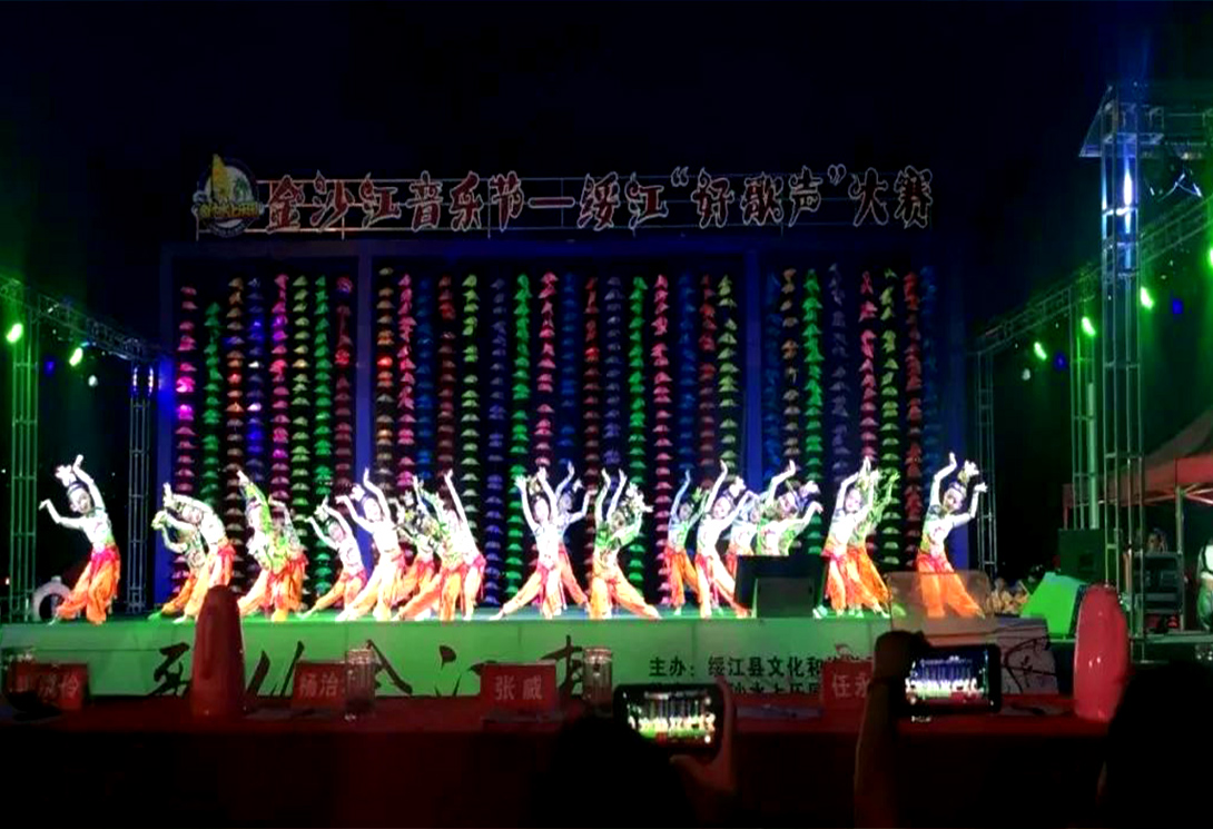 云南綏江縣金沙江水上漂浮大型綜合游樂園