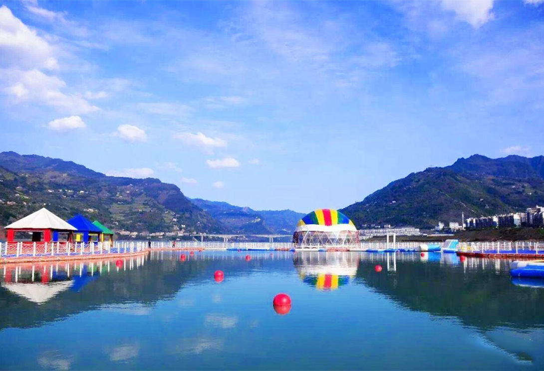 云南綏江縣金沙江水上漂浮大型綜合游樂園