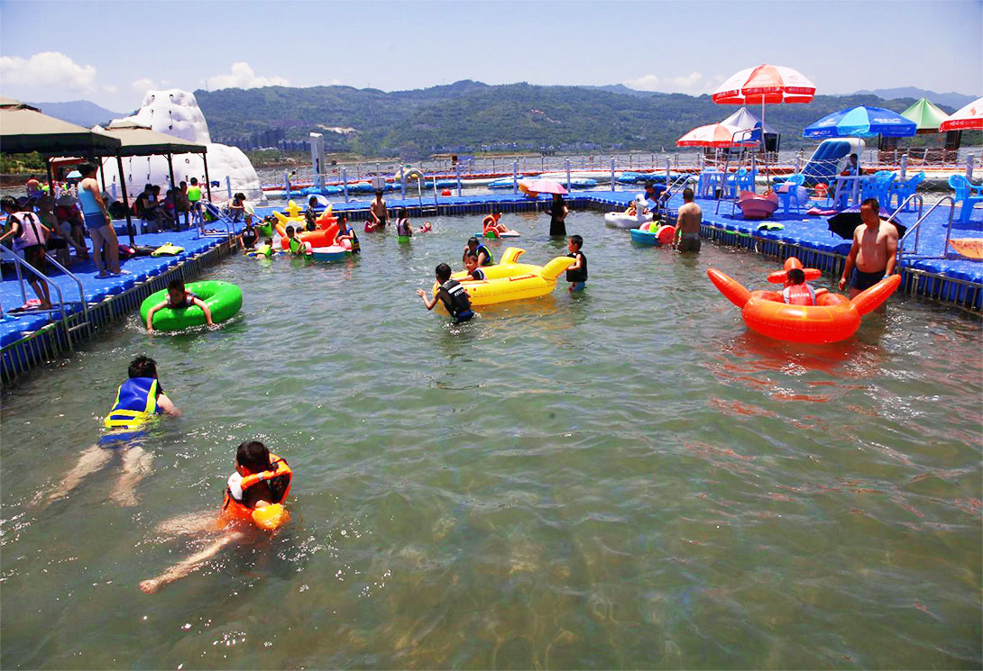 云南綏江縣金沙江水上漂浮大型綜合游樂園