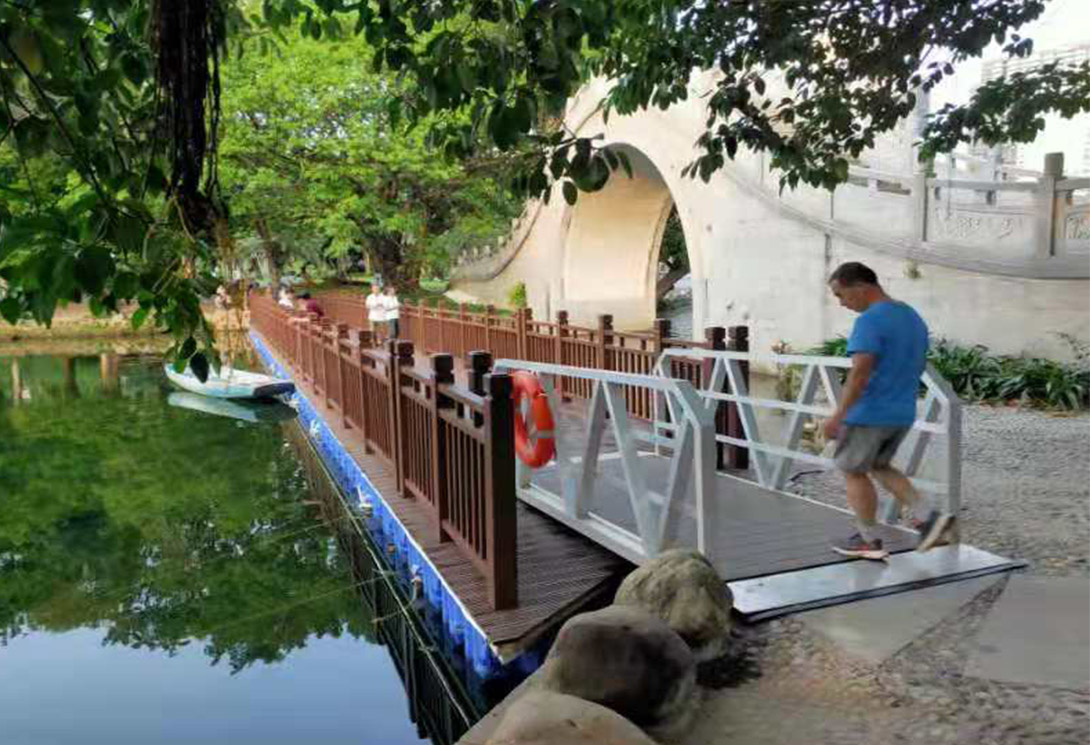 深圳荔枝公園水上浮橋