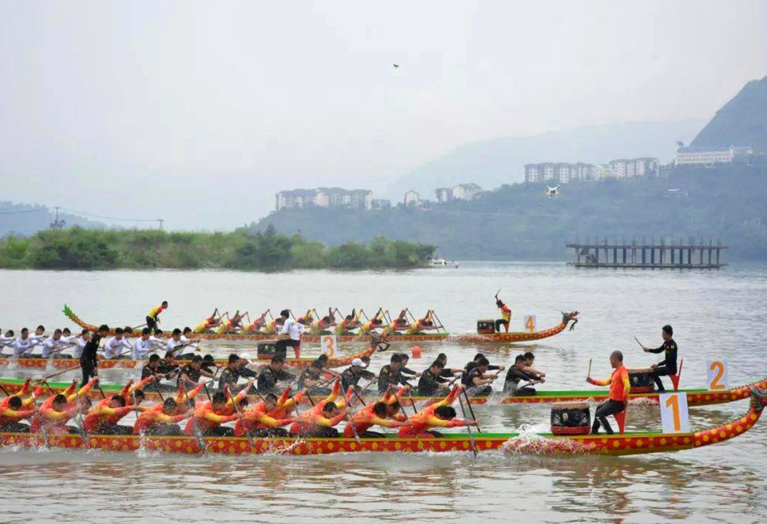 云南綏江縣金沙江水上漂浮大型綜合游樂園