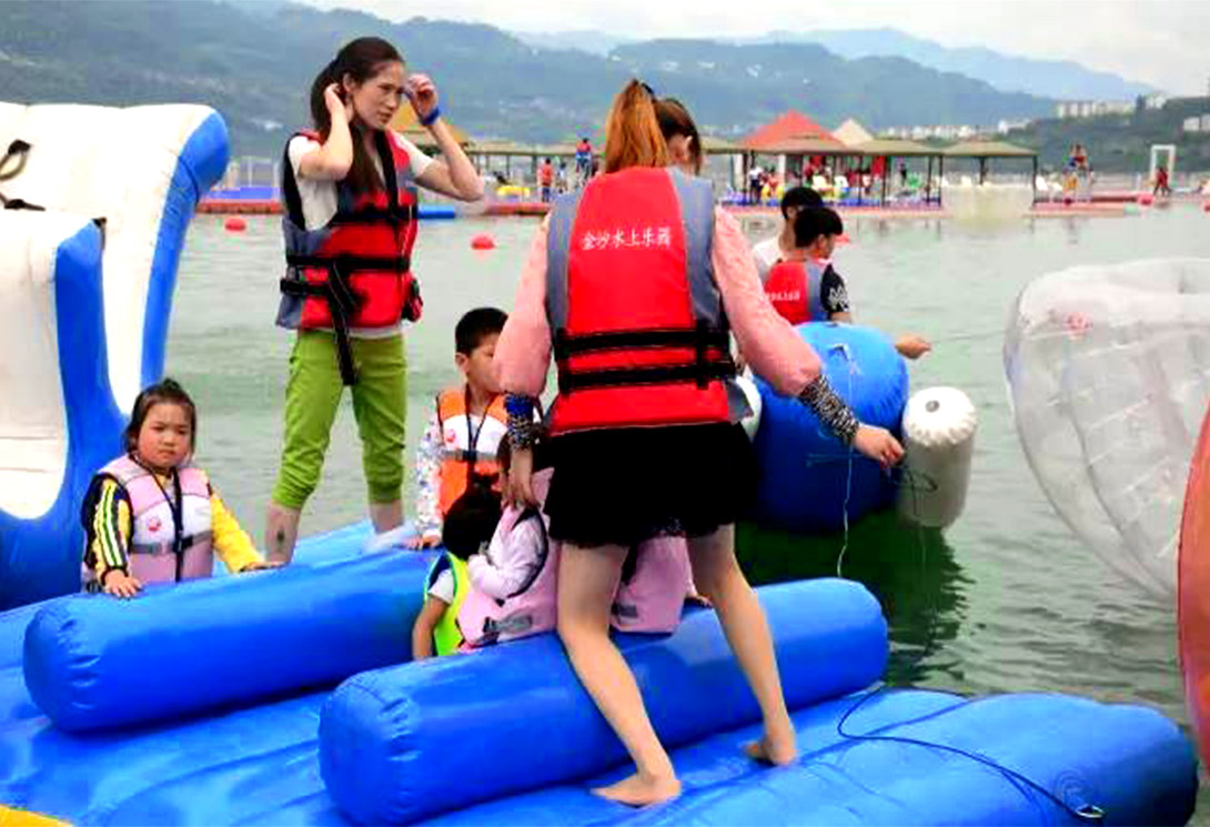 云南綏江縣金沙江水上漂浮大型綜合游樂園