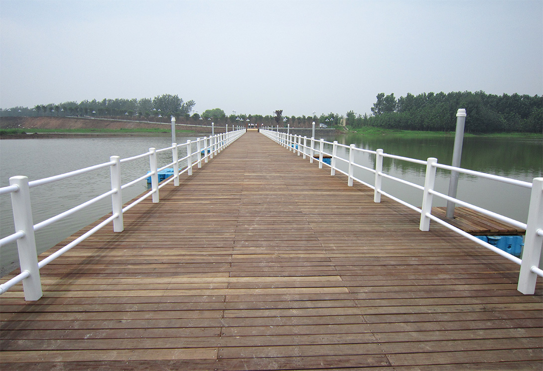 山東微山湖濕地公園水上高爾夫電瓶車浮橋