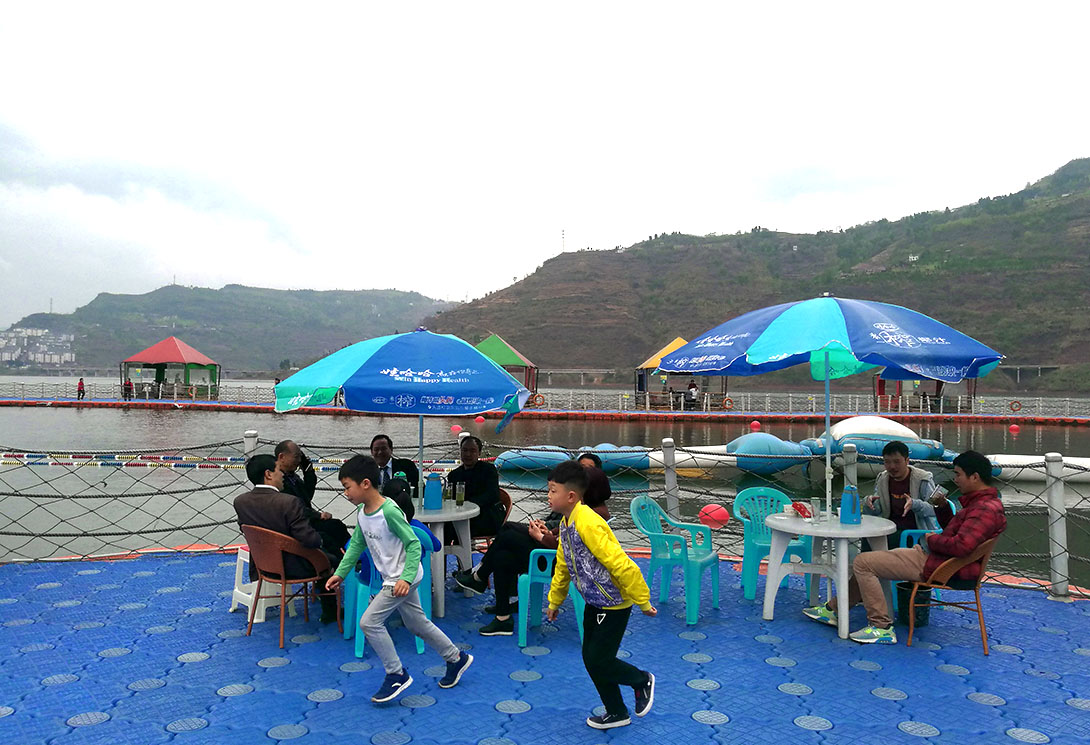 云南綏江縣金沙江水上漂浮大型綜合游樂園