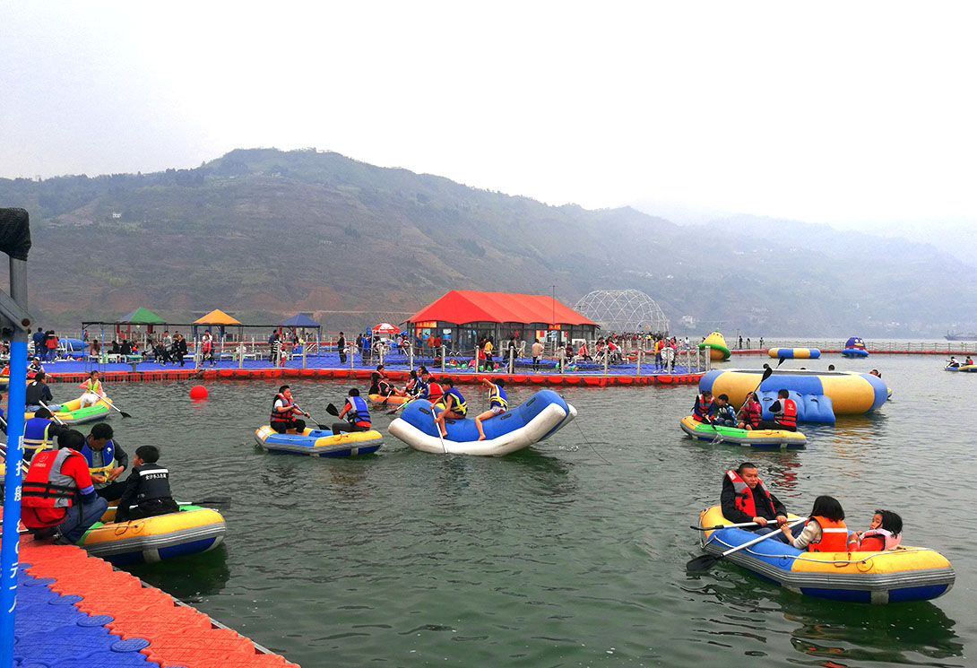 云南綏江縣金沙江水上漂浮大型綜合游樂園