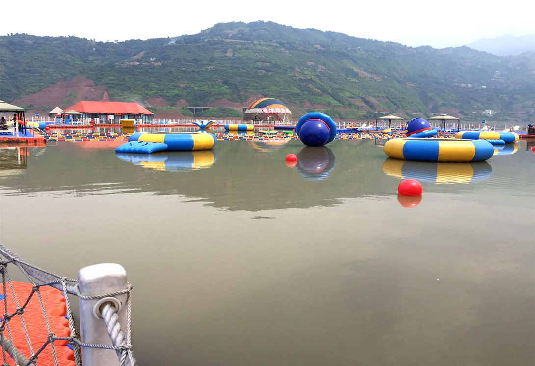 云南綏江縣金沙江水上漂浮大型綜合游樂園
