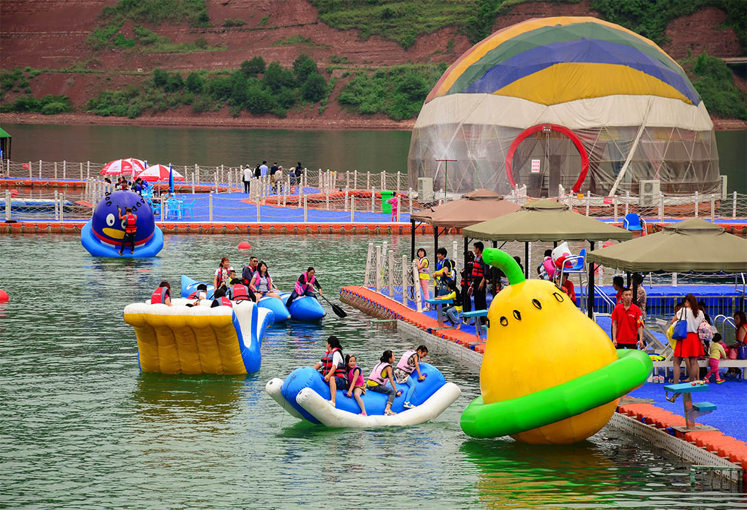 云南綏江縣金沙江水上漂浮大型綜合游樂園