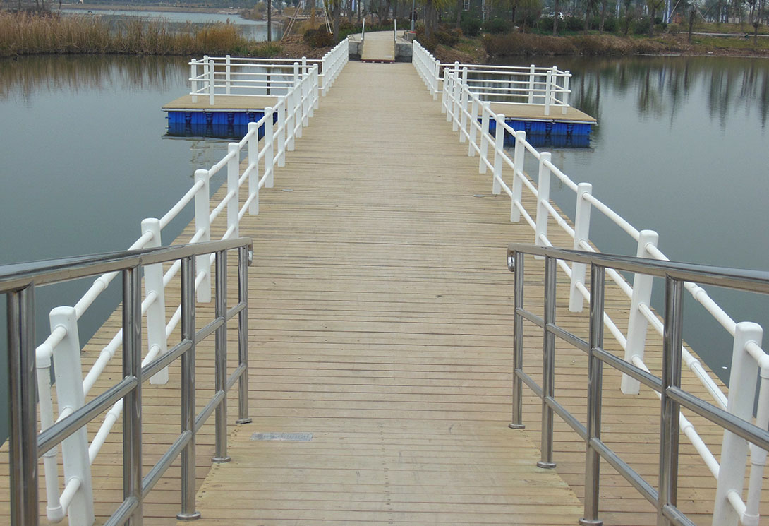 山東菏澤周自齊公園水上浮橋
