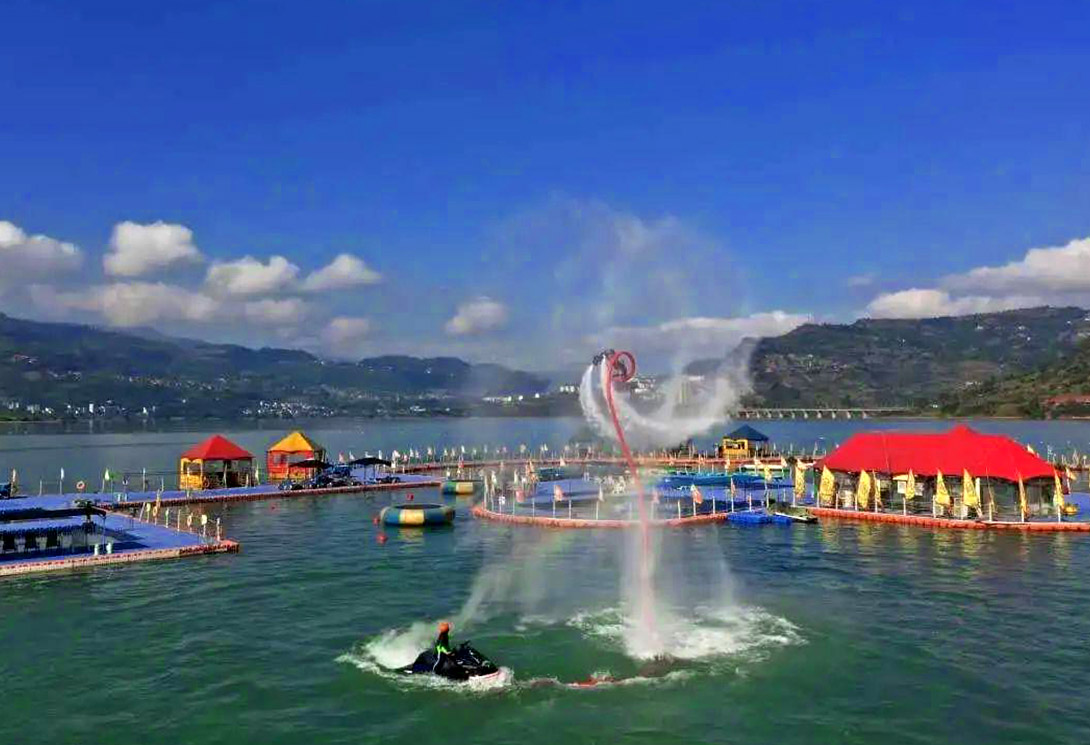 云南綏江縣金沙江水上漂浮大型綜合游樂園