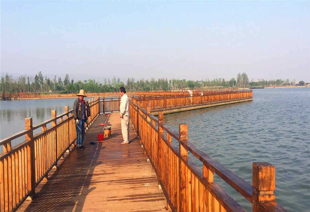 云南玉溪星云湖拱形水上浮橋