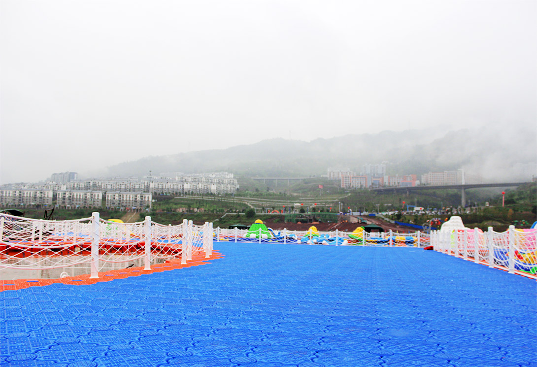 云南綏江縣金沙江水上漂浮大型綜合游樂園