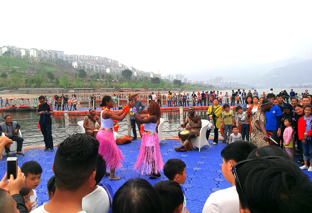 云南綏江縣金沙江水上漂浮大型綜合游樂園