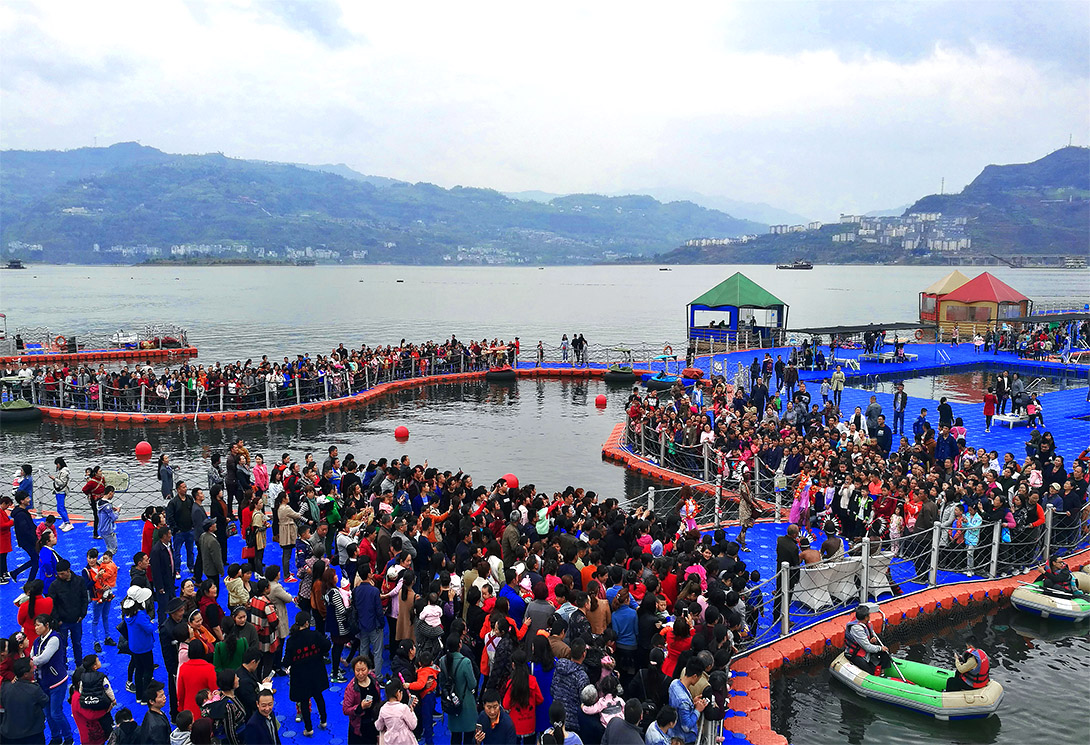 云南綏江縣金沙江水上漂浮大型綜合游樂園