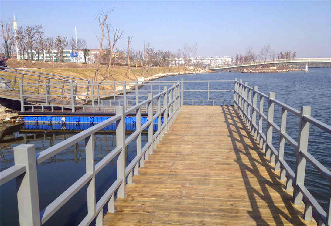 江蘇南通南山湖公園浮橋