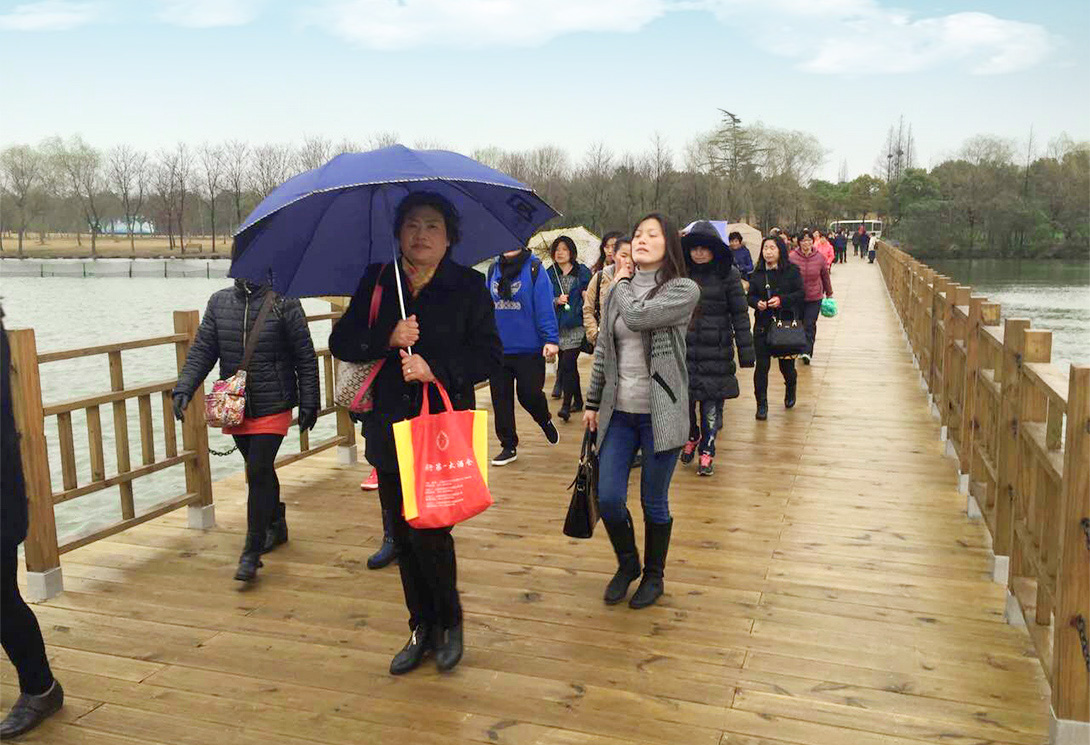上海崇明區(qū)明珠湖公園500米大型浮橋