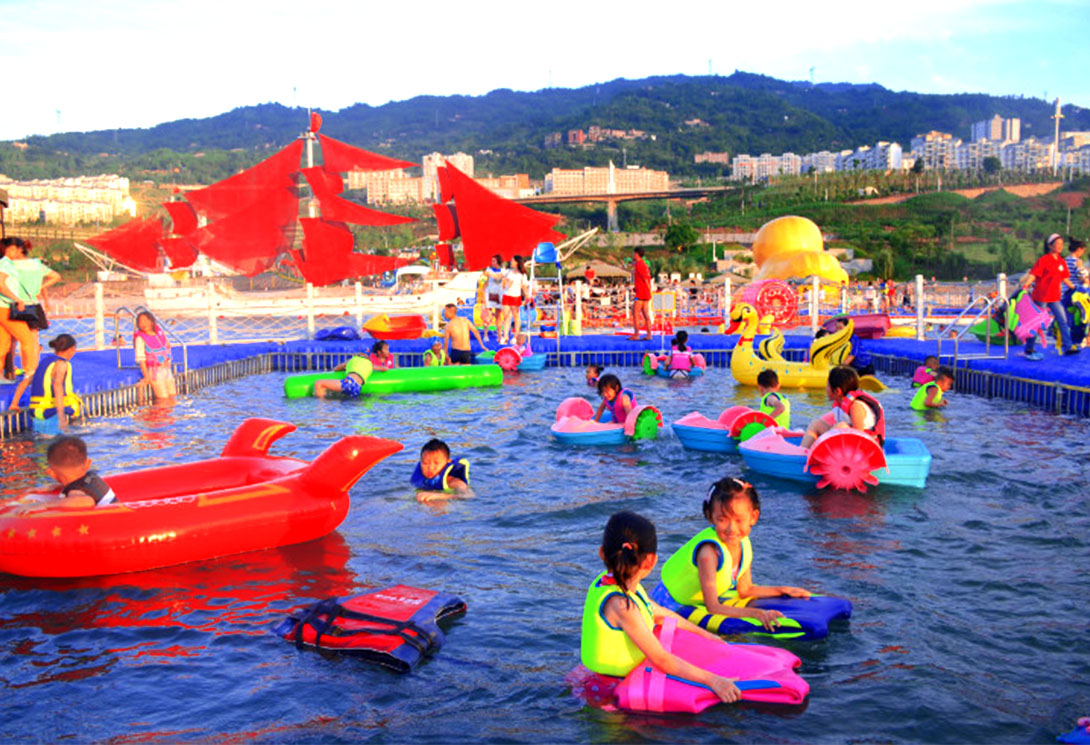 云南綏江縣金沙江水上漂浮大型綜合游樂園
