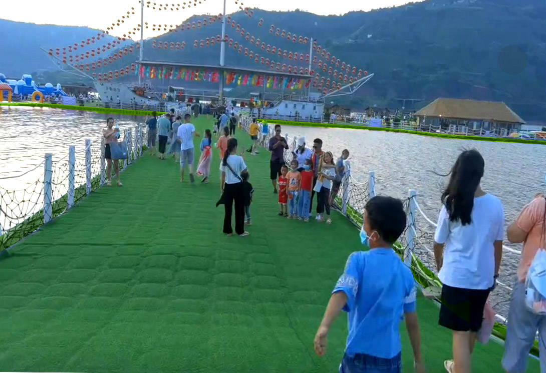 云南綏江縣金沙江水上漂浮大型綜合游樂園