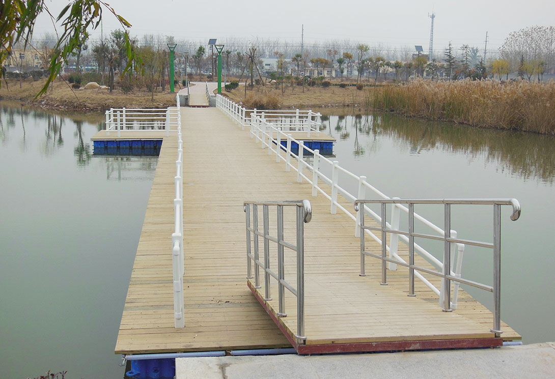 山東菏澤周自齊公園水上浮橋
