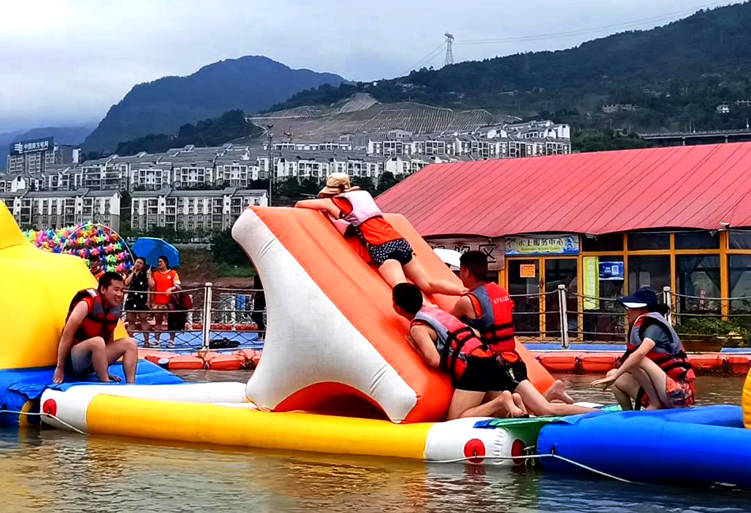 云南綏江縣金沙江水上漂浮大型綜合游樂園