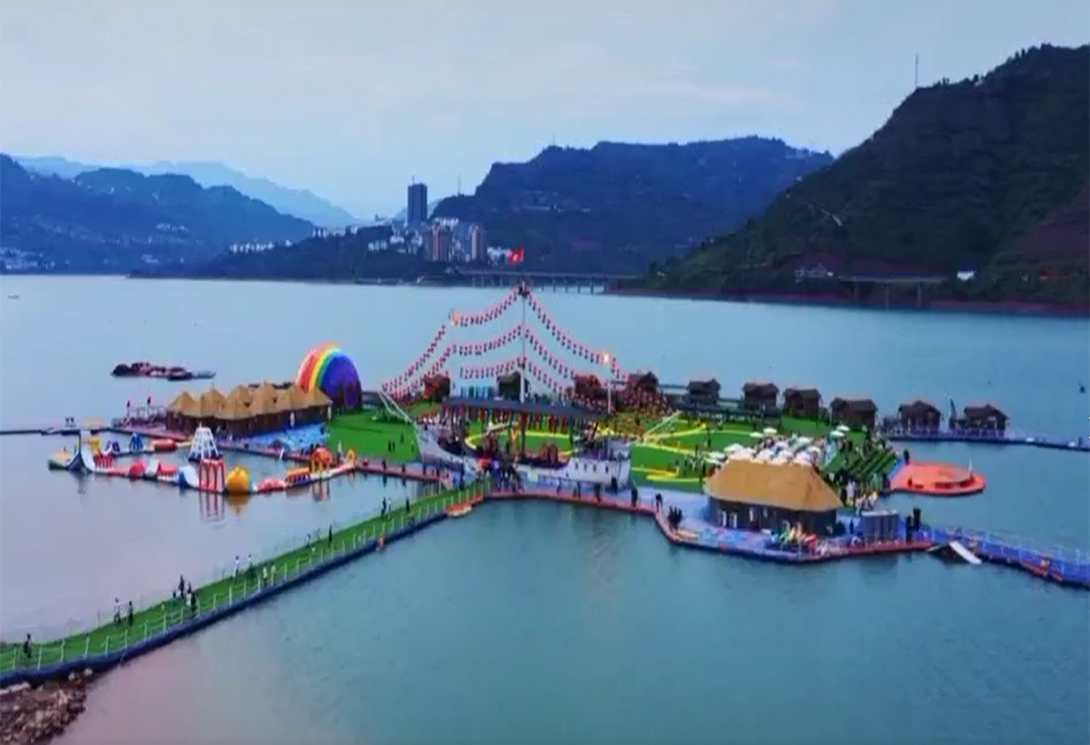 云南綏江縣金沙江水上漂浮大型綜合游樂園