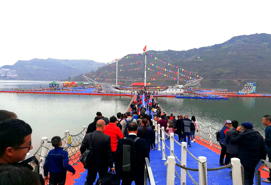 云南綏江縣金沙江水上漂浮大型綜合游樂園