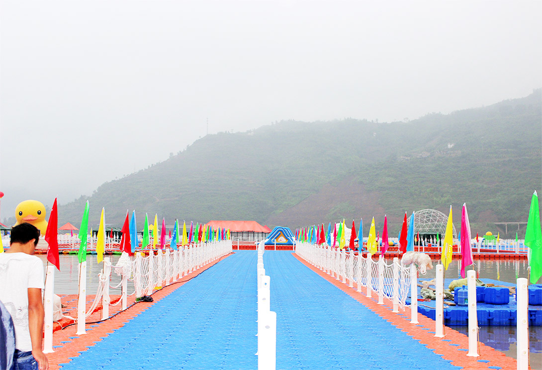 云南綏江縣金沙江水上漂浮大型綜合游樂園
