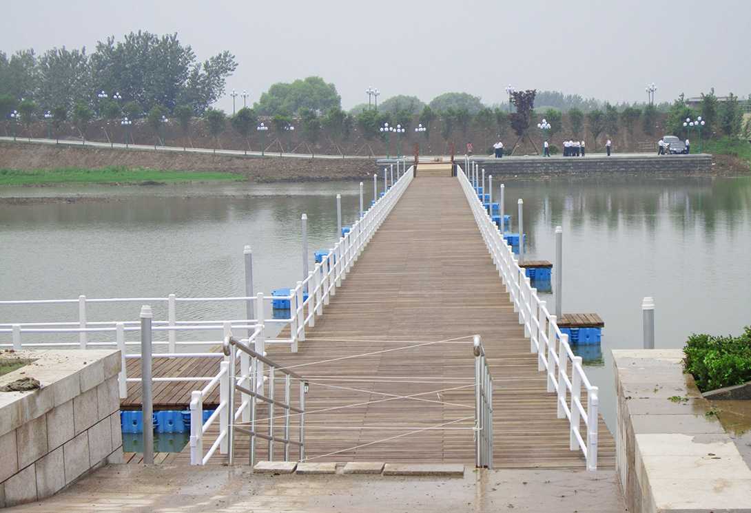 山東微山湖濕地公園水上高爾夫電瓶車浮橋