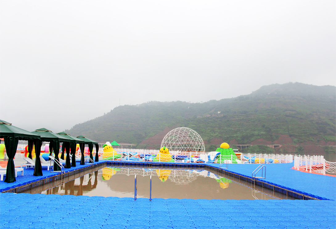 云南綏江縣金沙江水上漂浮大型綜合游樂園