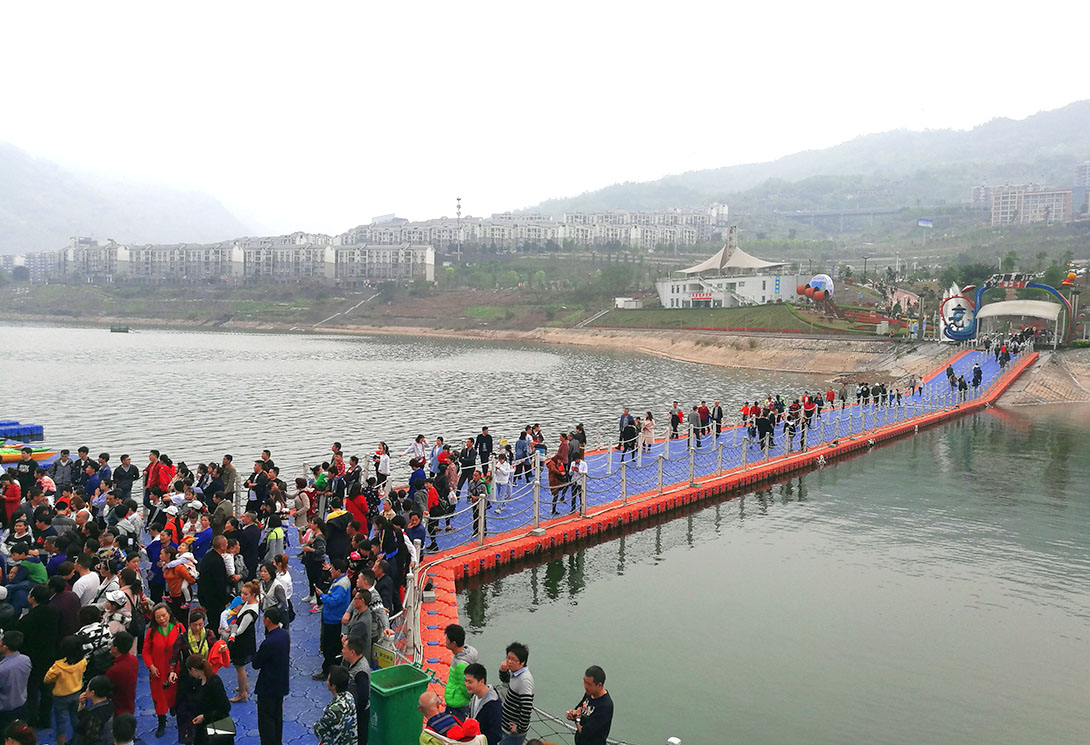云南綏江縣金沙江水上漂浮大型綜合游樂園