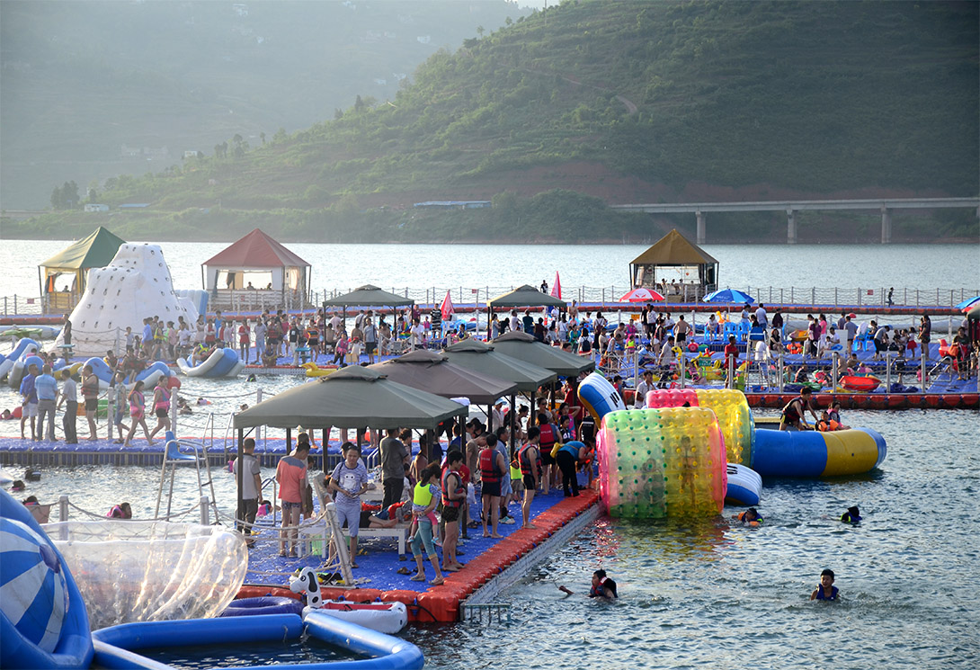 云南綏江縣金沙江水上漂浮大型綜合游樂園