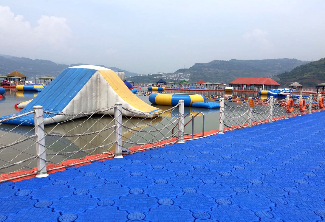 云南綏江縣金沙江水上漂浮大型綜合游樂園