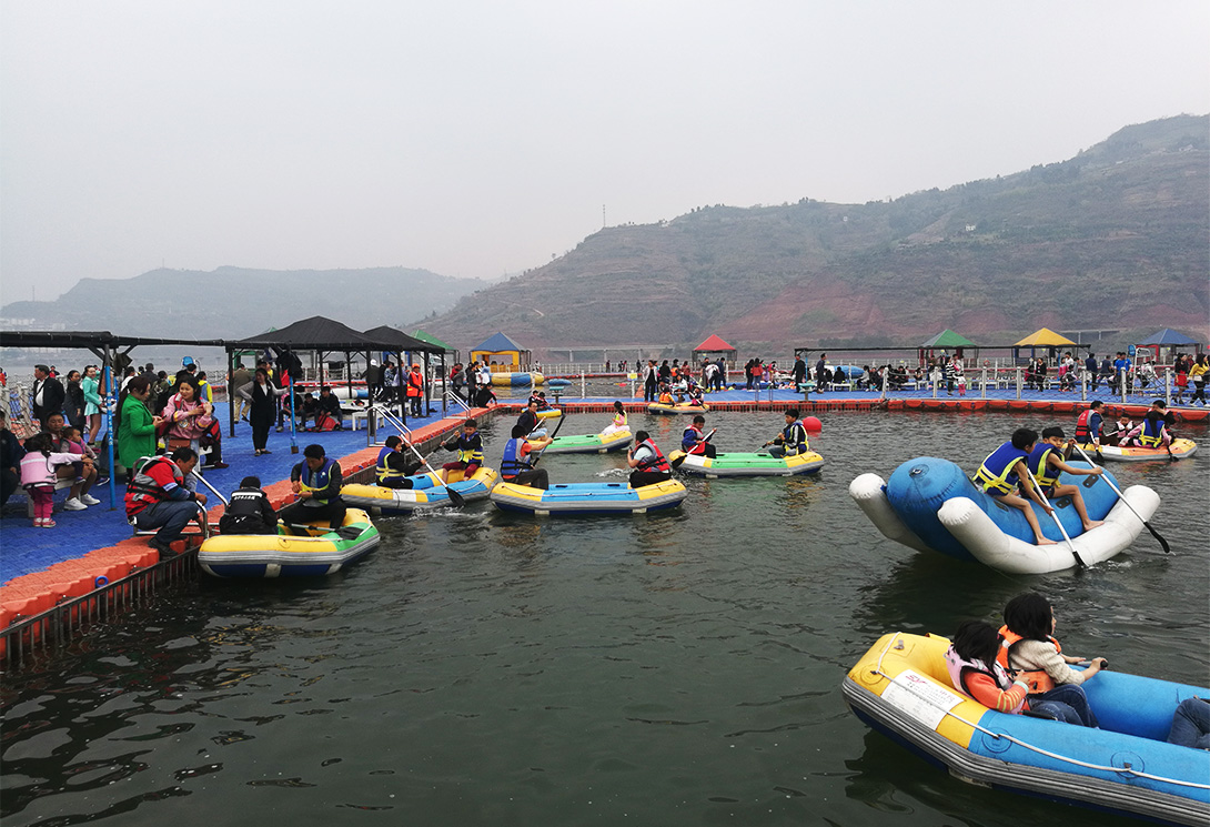 云南綏江縣金沙江水上漂浮大型綜合游樂園