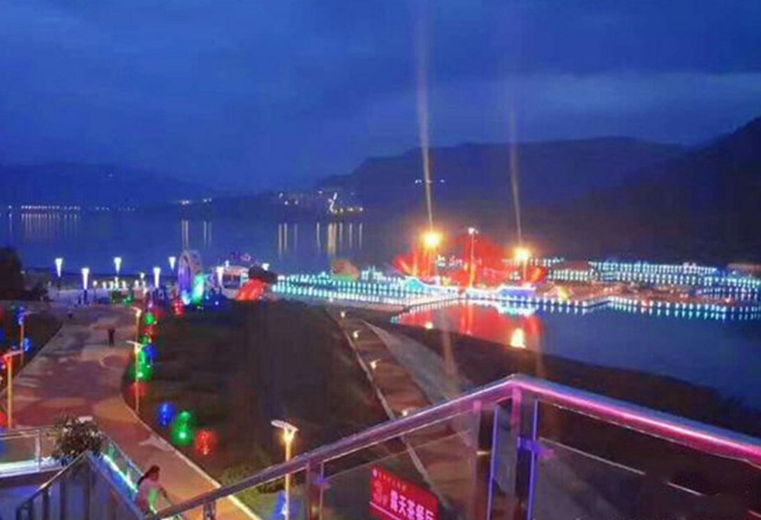 云南綏江縣金沙江水上漂浮大型綜合游樂園